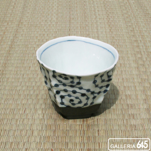 黒陶染付豆絞り唐草しのぎ湯呑：山本文雅：007026