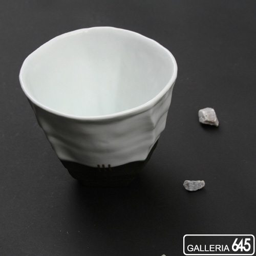 黒陶金彩スクラッチ白釉しのぎ湯呑み：山本文雅：007036