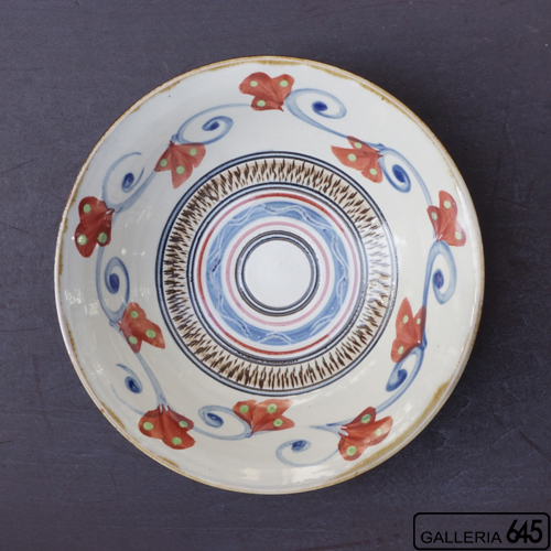 7寸皿（赤絵染付唐草文）：國場 一：094002-E