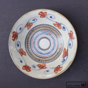 7寸皿（赤絵染付唐草文）：國場 一：094002-E