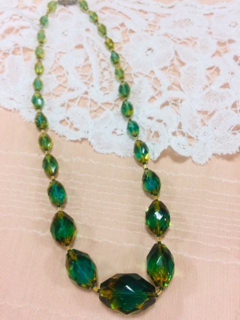 ウランガラスネックレス