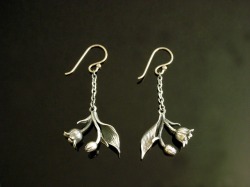 誕生花ピアスすずらん