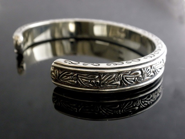 K-SMITHシルバーバングル】アラベスクバングルKI302 ゴールドポイント付き