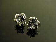 誕生花ピアス薔薇