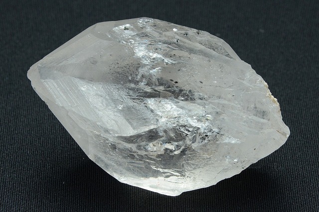 【ガネーシュヒマール産】透明の水晶のなかにきらめく雲母がキレイなインターフェレンス天然水晶・原石（131ｇ）