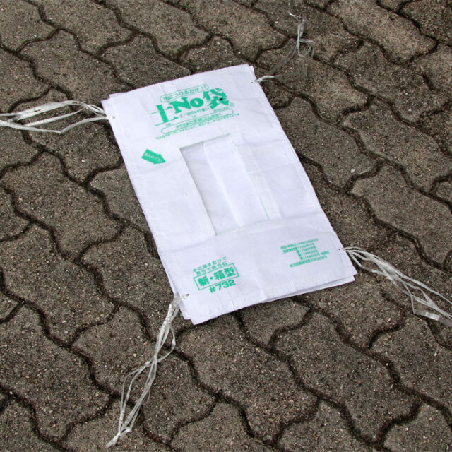土の要らない、水だけで膨らむ緊急用土のう袋。土No袋！新箱型