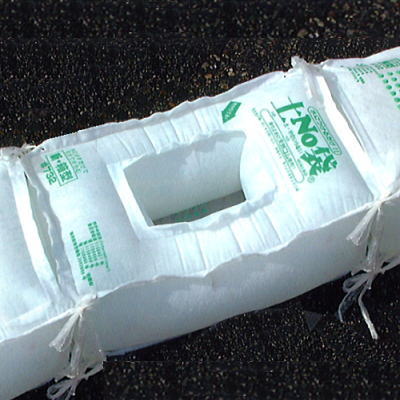 【新品】土NO袋　土のいらない水だけで膨らむ緊急用土嚢袋 土NO袋 ＃722 箱型 50枚 （5×10P）】水でふくらむ土のう袋