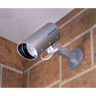 空き巣、ストーカー等の不審者対策に！雨のかかる場所でも使えます。防雨ダミーカメラ