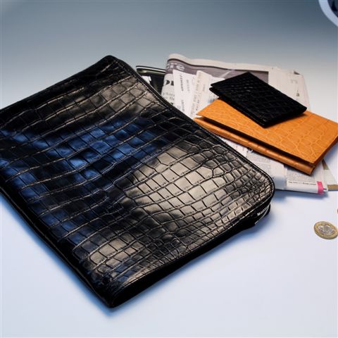 新品・未使用品　GAUDIE ガウディクロコダイルクラッチバッグ　ベル出品 新品・未使用品 GAUDIE ガウディクロコダイルクラッチバッグ
