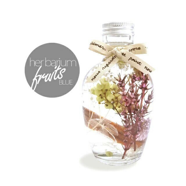 仏具【ハーバリウム フルーツ ボトル ブルー】仏花 造花 ハーバリウム プリザーブドフラワー ドライフラワー 枯れないお花 花束 花 還暦 男性 女性 ミニ 法事 仏壇用 お供え花 仏花 お彼岸 喪中はがき 供花 お悔やみ 枕花 新盆 おそなえ お仏壇 仏壇 小物