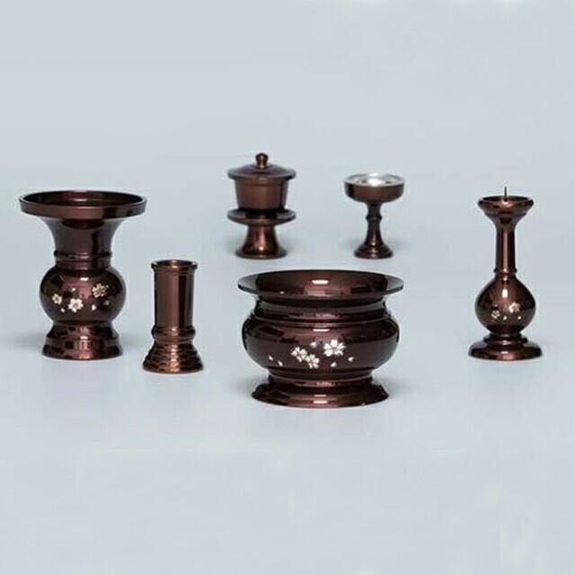 仏具セット【東型 紫丹色 さくら彫 3.0寸 6点セット】国産 日本製 モダン仏具セット 銅器 真鍮 お仏壇 仏壇 小物 ご飯 お供え 器 おしゃれ 湯呑 線香差し 線香立て