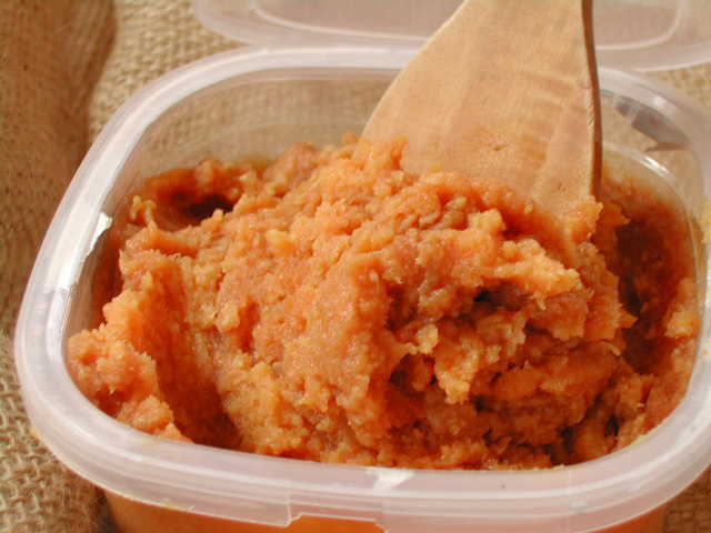 淡い茶色の白味噌。旨味が強いので、このまま舐めても美味しいですよ。