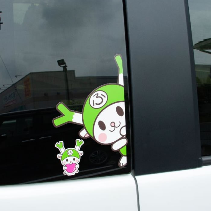 横からのぞくふっかちゃんステッカー（左）