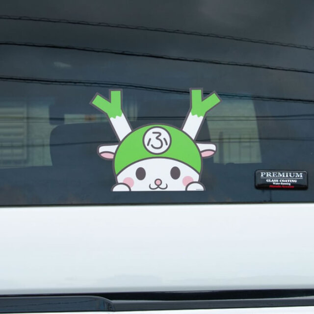 車からのぞくふっかちゃんステッカー【ふっかちゃんミュージアム（埼玉