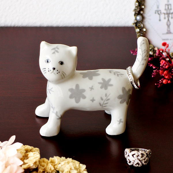 リングスタンド 指輪 アクセサリーホルダー 指輪置き 猫 置物 しっぽ オブジェ 可愛い おしゃれ 花模様 手描き 磁器 ねこのリングホルダー [cle3543]