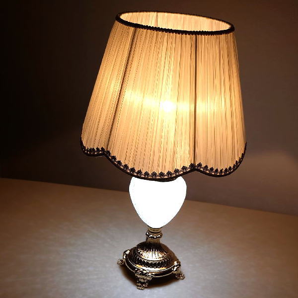 テーブルランプ アンティーク レトロ 布製 おしゃれ ガラス ベッドサイドランプ ヨーロピアン クラシック エレガント 寝室 照明 テーブルランプ GD 【送料無料】 [ebn0727]