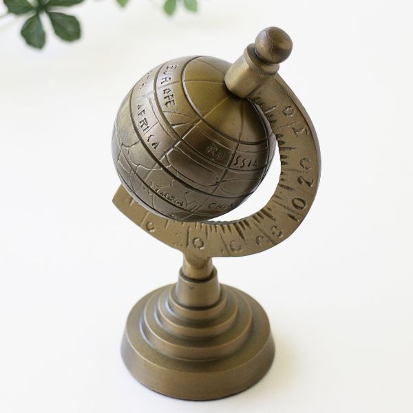 地球儀 オブジェ 置物 アンティーク おしゃれ 小さい 手のひらサイズ アンティーク調 アルミ製 レトロ メタルな地球儀のミニオブジェ [ebn2077]