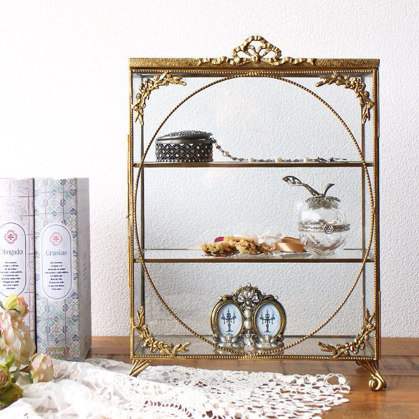 ガラスケース 真鍮 ショーケース アンティーク コレクションケース 扉付き アクセサリーケース 小物収納 脚付き クラシック ヨーロピアン ゴールド 真鍮とガラスのアクセサリーキャビネット3段 【送料無料】 [ebn7570]
