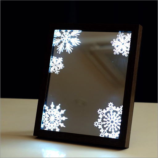 鏡 壁掛けミラー 卓上 クリスマス 壁飾り オブジェ LED 雪の結晶 ミラーフレーム 四角 角型 雑貨 ウォールミラー スタンドミラー LEDフレーム スノー電池付 [hal0970]