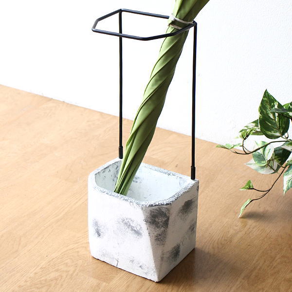 傘立て スリム コンパクト セメント アイアン おしゃれ 省スペース 安定感 倒れにくい コンクリート調 シンプル モダン モノトーン セメントとアイアンの傘立て へクス [hbr3161]