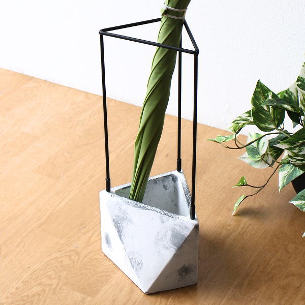 傘立て スリム コンパクト セメント アイアン おしゃれ 省スペース 安定感 倒れにくい コンクリート調 シンプル モダン モノトーン セメントとアイアンの傘立て トライアングル [hbr3162]