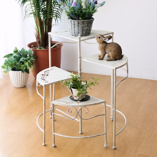 フラワースタンド アイアン 4段 螺旋階段 アンティーク ホワイト おしゃれ エレガント 折りたたみ 花台 観葉植物 室内 屋外 扇形 シャビーなWHアイアンのスパイラル花台 【送料無料】 [iad3124]