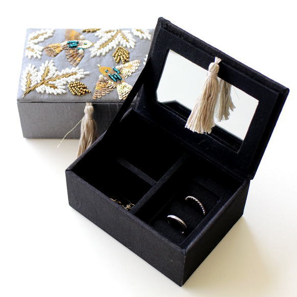 アウトレット ジュエリーボックス おしゃれ アクセサリー収納 鏡付き かわいい ザリ＆ビーズ刺繍BOX 2カラー [kan2326]