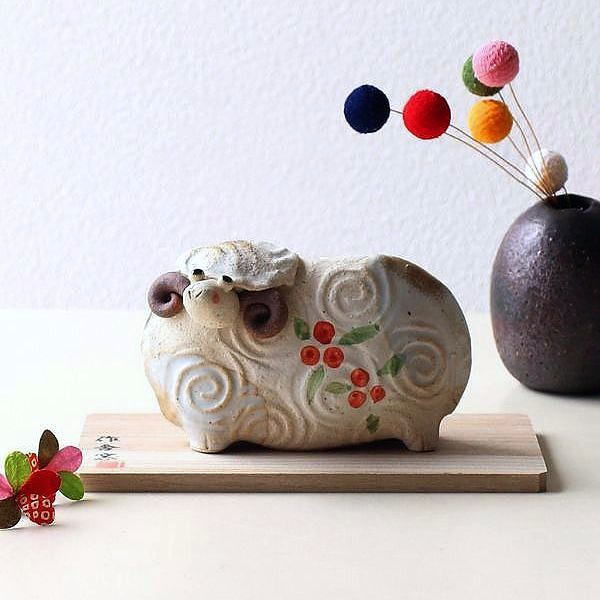干支置物 未 ひつじ お正月飾り たたら作り 手びねり 陶器 絵付け 工芸品 コンパクト 玄関飾り 日本製 縁起物 開運 ギフト たたらの「未」のお正月飾り 小 [ksn2710]
