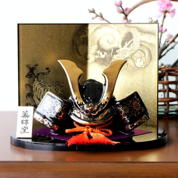 兜 兜飾り 五月人形 コンパクト 陶器 おしゃれ 置物 オブジェ こどもの日 子供の日 端午の節句 小物 手のひらサイズ 日本製 金彩 出世兜 龍虎屏風付 [ksn5772]