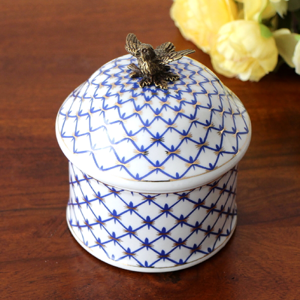 小物入れ 陶器 ふた付き シノワズリ アンティーク おしゃれ 鳥 卓上収納 真鍮取っ手 金古美 高級感 エレガント 置物 オブジェ シノワズリ 陶器の円柱小物入れ [ebn3233]