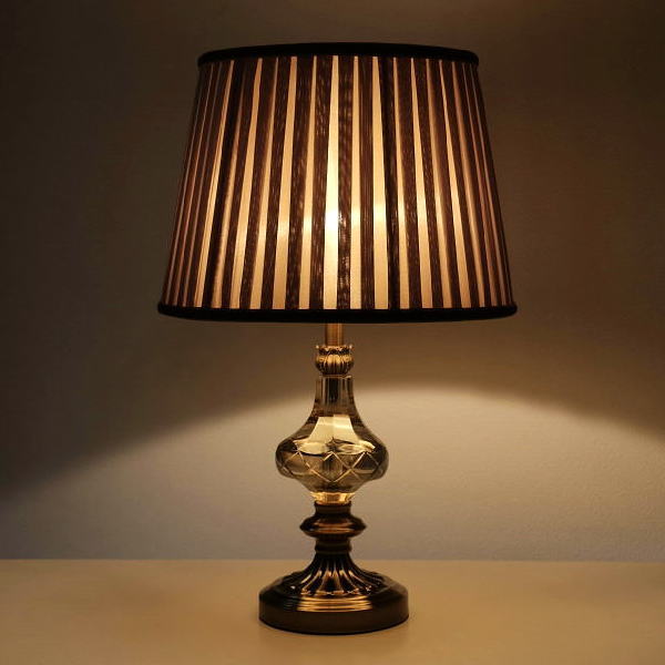 テーブルランプ おしゃれ かわいい アンティーク ライト ヨーロピアン エレガントなテーブルランプ Ebn3942 ギギliving