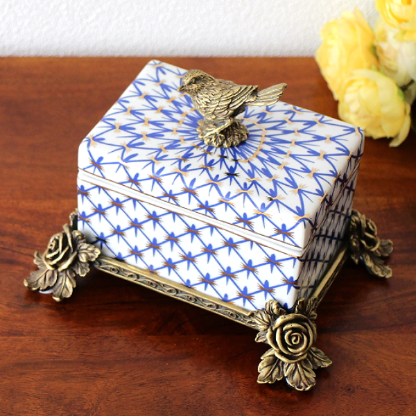 小物入れ 陶器 ふた付き シノワズリ アンティーク おしゃれ 脚付き 鳥 卓上収納 バラ 真鍮装飾 金古美 高級感 エレガント 置物 オブジェ シノワズリ 陶器の小物入れ 網目バード 【送料無料】 [ebn9154]