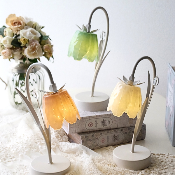 テーブルランプ 卓上ランプ チューリップ 花型 ガラスシェード 電池式 USB かわいい パステルカラー 北欧 ロマンチック ナイトランプ 玄関 寝室 LEDフラワーミニスタンド 3カラー [hal4371]