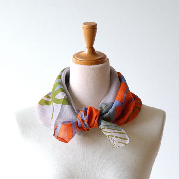 スカーフ ストール コットン シルク アニマル柄 薄手 軽量 日よけ UV対策 冷房対策 首元 バッグ 持ち手 おしゃれ 春夏 60×60cm アニマルプリントスカーフ オレンジ [kan1568]