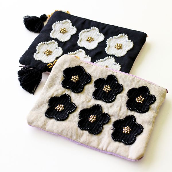 ポーチ 小物入れ おしゃれ マチなし かわいい デザイン 布張り ビーズ刺繍 フラット 刺繍フラットミニポーチ Bk&Whフラワー 2カラー [kan2322]