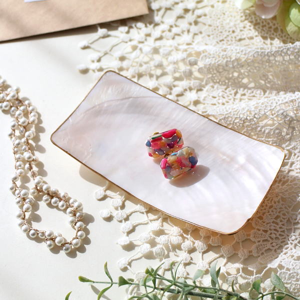 トレー 小物入れ アクセサリートレイ 貝殻 真鍮 卓上 小物置き 長方形 脚付き リングトレー おしゃれ 玄関 鍵置き 洗面台 インテリア ナチュラルなシェルトレー レクタングル [kan3047]