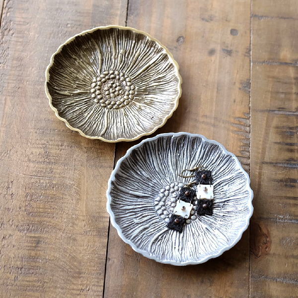 プレート トレー トレイ 真鍮 おしゃれ 花びら 小物 皿 小物置き ブラス 金属製 ゴールド シルバー ブラスフラワープレート 2カラー Kan4905 ギギliving