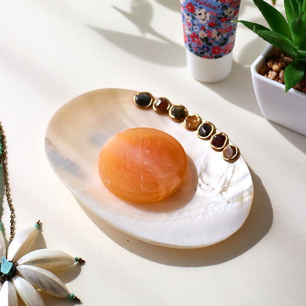 ソープディッシュ おしゃれ 石鹸置き シェル 貝殻 アゲート メノウ 天然石 ソープトレー 受け皿 浴室 洗面台 可愛い インテリア ナチュラルなシェルのソープディッシュ B [kan6091]