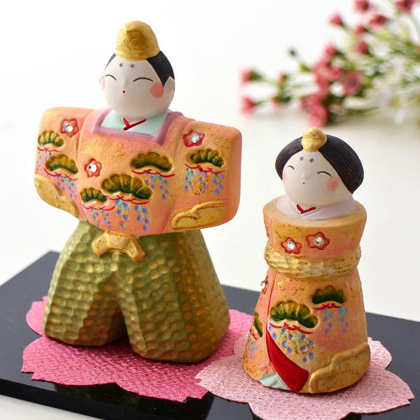 雛人形 ひな祭り 桃の節句 親王飾り コンパクト 小さめ 可愛い モダン 置物 金彩 手描き 玄関 リビング 和室 日本製 瀬戸焼 焼き物 陶器のお雛様 桜 [ksn2648]