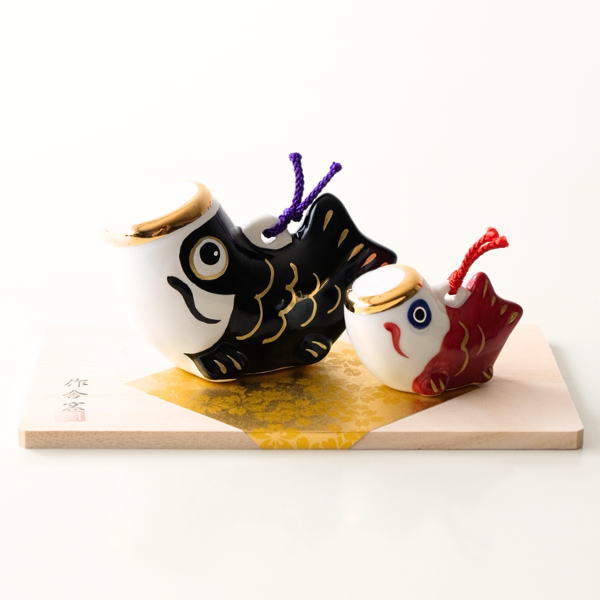 こいのぼり 卓上 置物 五月飾り 端午の節句 親子 金彩 小さい コンパクト ミニ かわいい 木台付き 室内 和モダン 季節飾り 陶磁器の鯉のぼりの置物 [ksn2777]