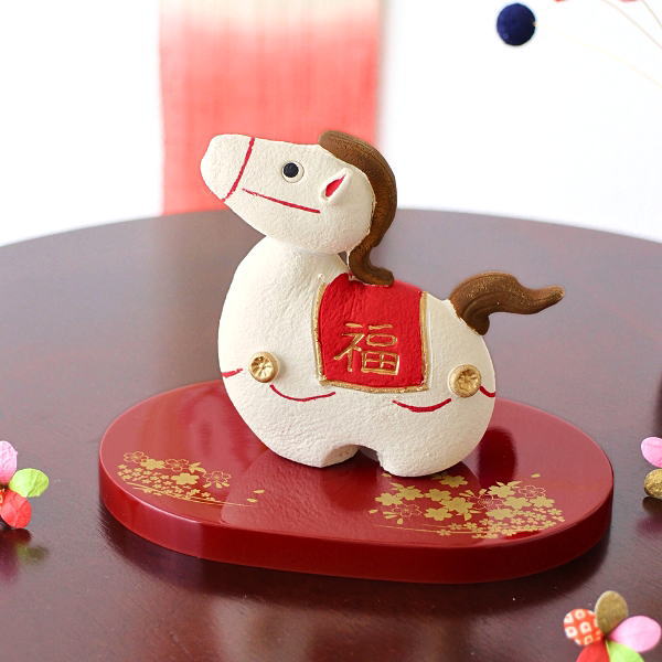 干支 置物 馬 午 陶器 瀬戸焼 玄関 干支飾り オブジェ 飾り物 小物 おしゃれ かわいい 日本製 金の絵付け 台座付き 干支午 招福飾り [ksn3627]