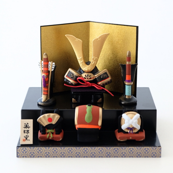 端午の節句 兜飾り コンパクト ミニ 小さめ 陶器 五月飾り 節句飾り 置物 弓太刀 軍扇 太鼓 玄関 リビング 和風 インテリア 錦彩 段飾り出世兜 [ksn5721]