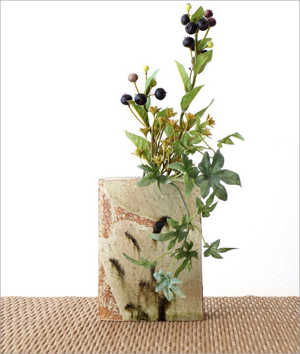 黒と灰色の陶器の花瓶 黒陶一輪挿し（透かし紋）／黒・焼き〆陶器 一輪挿し・花瓶