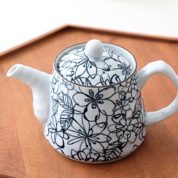 ティーポット 波佐見焼 日本製 磁器 ボタニカル 花柄 おしゃれ かわいい 北欧 紅茶 ハーブティー 430ml 茶こし付き 食洗機対応 電子レンジ対応 アートフラワーのポット [msg5644]