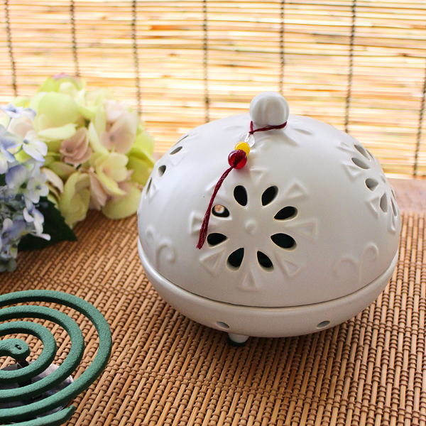 蚊取り線香入れ おしゃれ 陶器 蚊遣り器 蚊取り線香ホルダー 和風 かわいい 蚊取線香 立て スタンド ケース 横型 焼き物 庭 屋外 陶器の蚊遣り クレマチス ホワイト [mtl0327]