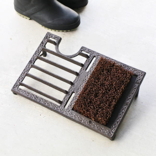 泥落とし 玄関 アイアン鋳物 おしゃれ 砂落とし 土落とし 雪落とし 靴底 靴裏 ヤシ ブラシ マット 金属 勝手口 ドア 屋外 ガーデニング アイアンのブーツスクレーバー [mty1626]