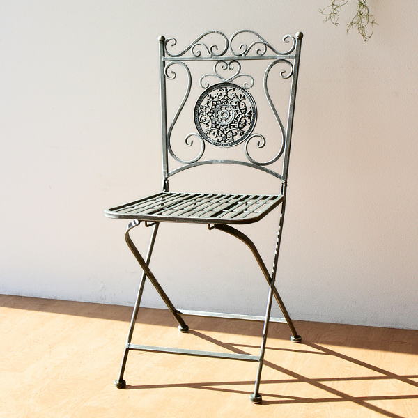 ガーデンチェア アイアン おしゃれ 折りたたみ 屋外 一人掛け 椅子 背もたれ アンティーク アラベスク エンブレム 庭 園芸 ガーデニング 玄関 レトロアイアンのガーデンチェア 【送料無料】 [mty6751]
