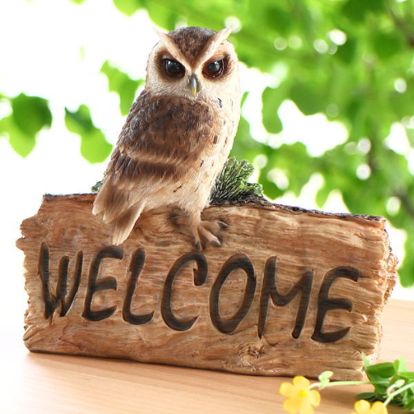 ふくろう 置物 オブジェ WELCOME サイン 木彫り風  木に止まる 小さい 可愛い 玄関 インテリア 庭 ガーデン ウエルカムふくろうのオブジェ [nrv6891]