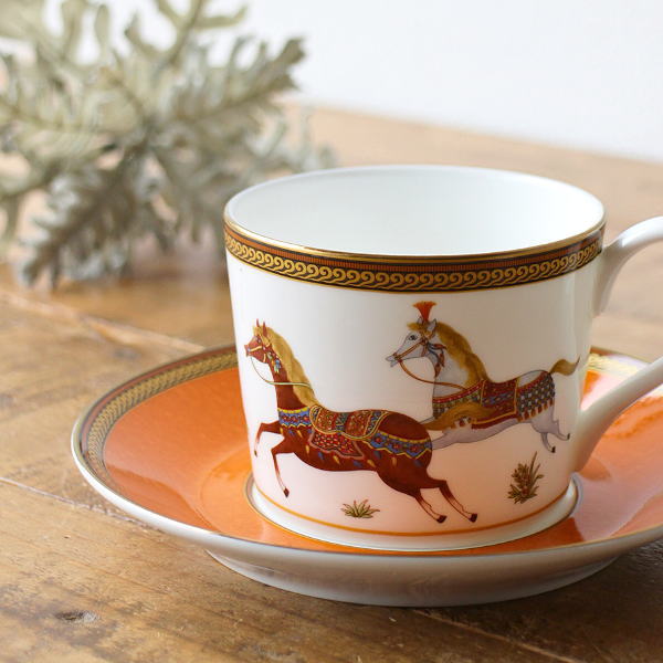 カップ＆ソーサー 白磁 馬 大人可愛い アンティーク 薄い飲み口 ティーカップ 皿付き 磁器 陶器 焼き物 高級感 絵柄 洋食器 エレガントなカップ＆ソーサー ホース [pic7646]