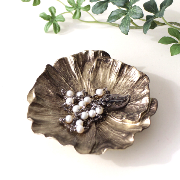 アクセサリートレイ 小物置き アクセサリー収納 花びら アンティーク風 ゴールド 小物トレー キートレイ 鍵置き 玄関 卓上 洗面所 おしゃれ 置き場 アクセサリートレイ ブルーム [spc6831]